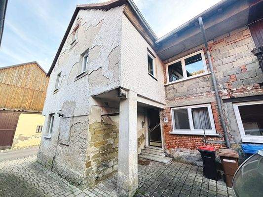 Hofansicht mit Anbau und überdachtem Hauseingang (Norden)