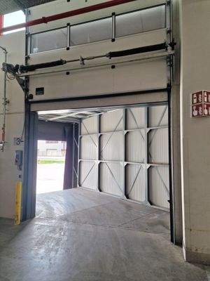 Überladebrücken mit Ladedocks