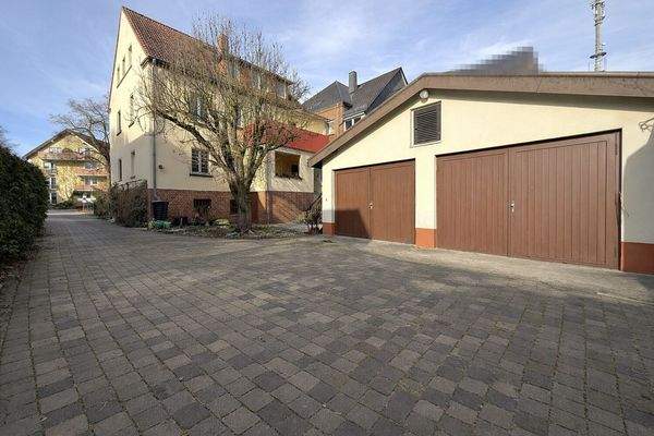 Innenhof mit Doppelgarage