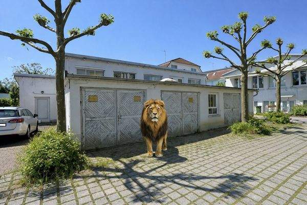 zusätzliche Garagen mit Löwen