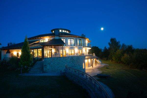 Stimmungsvolle Außenansicht der Villa bei Nacht