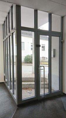 Moderne Glasfront im  Eingangsbereich