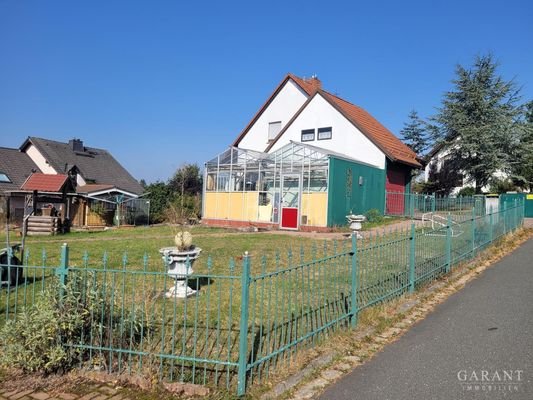 Haus mit Garten und Wintergarten