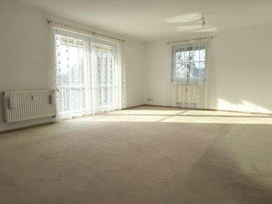 Wohnbereich mit rd. 31 m² und Zugang zum Balkon