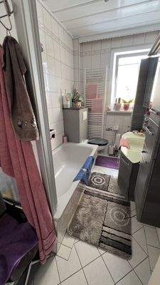 Bad mit Wanne, WC und Waschbecken