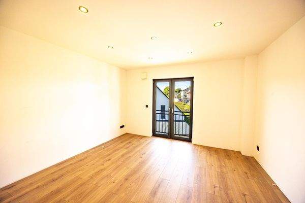 OG: Kind 1 / Büro / Gast