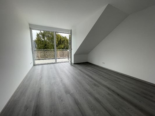 Schlafzimmer 2 mit Zugang zum Balkon