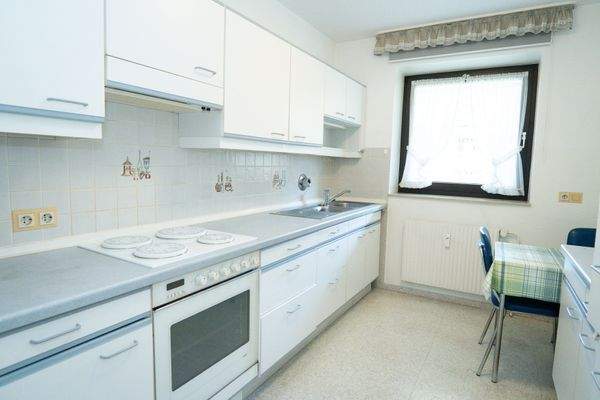 Küche und Fenster zum Balkon