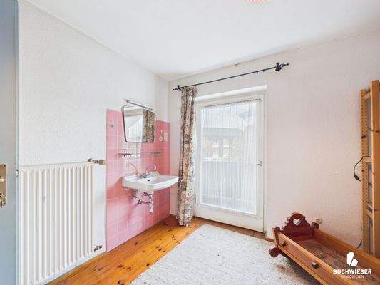 Zimmer mit Balkonzugang im DG