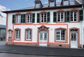 Repräsentative Gewerbeeinheit in denkmalgeschütztem Stadthaus mit stilvollem Eingangsbereich