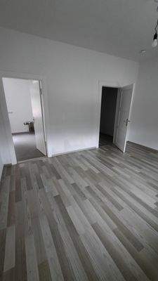 Leerer Raum mit Türen