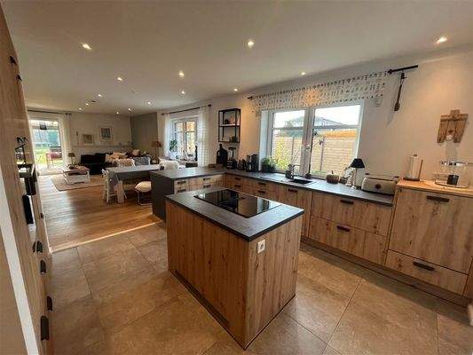 Küche und Übergang zum Wohn- und Essbereich im EG