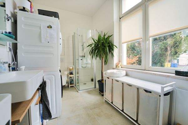 Badezimmer mit Dusche (und Badewanne)