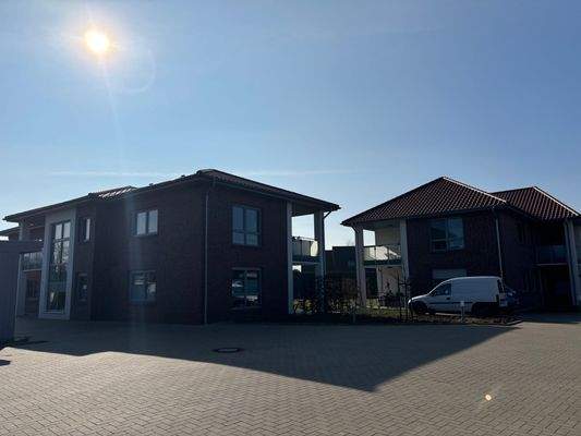 Zwei Häuser im Sonnenlicht