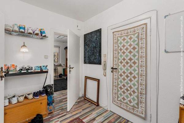 Wohnung im Hochparterre: Eingangsbereich mit Blick auf das Wohnzimmer