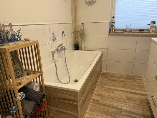 Bad mit Wanne und Dusche