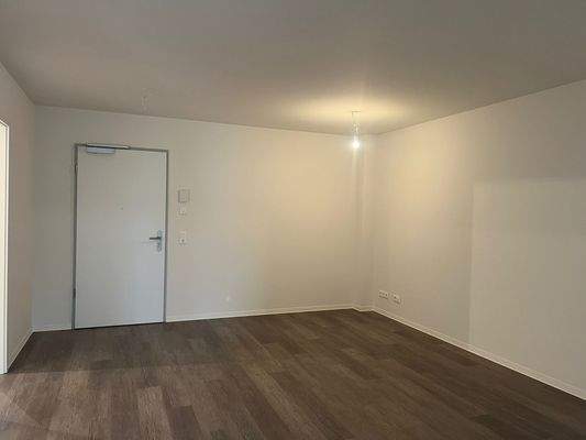 Leerer Raum mit Holzboden