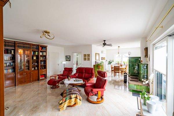 geräumiges Wohnzimmer