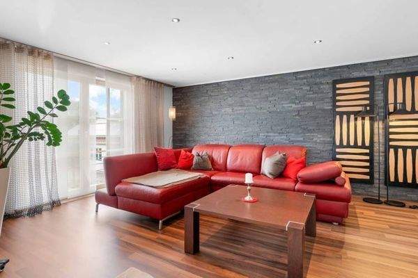 Wohn- und Esszimmer mit Zugang zum Balkon