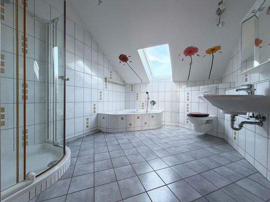 Badezimmer: Großzügige Wellness-Oase für den Alltag