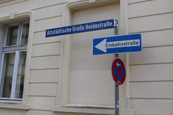 Straßenschild neben Wasserzugang