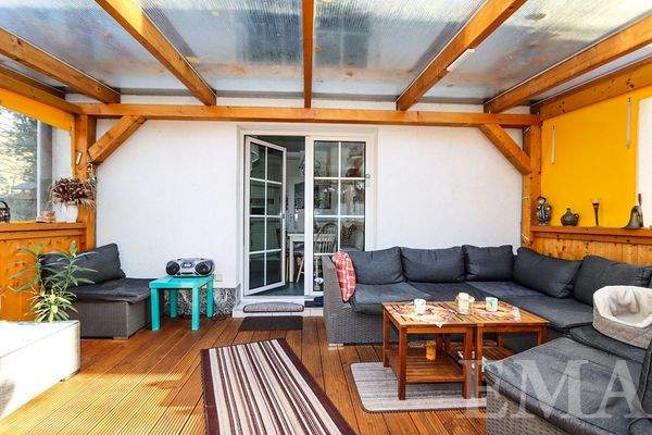 Terrasse mit Zugang zur Küche