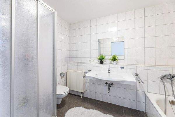 Bad mit Dusche & Badewanne DG 