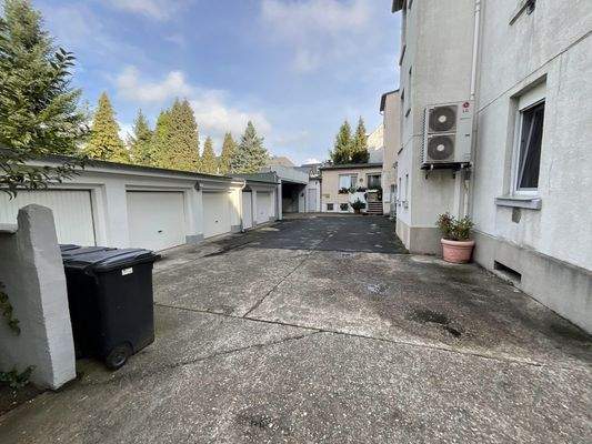 Innenhof mit seitlichen Anbau im hinteren Bereich