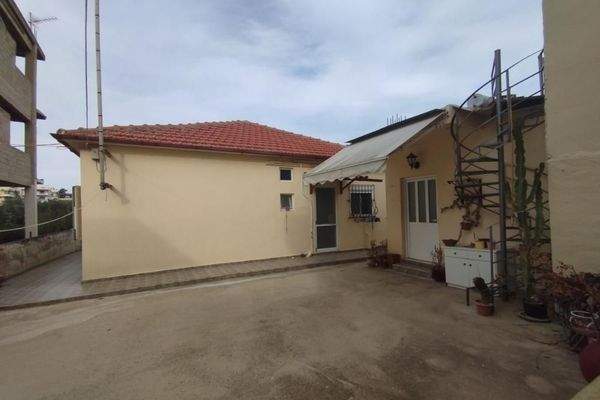 Kreta, Vamvakopoulo: Charmantes Haus in ruhiger Lage nahe der Stadt zu verkaufen