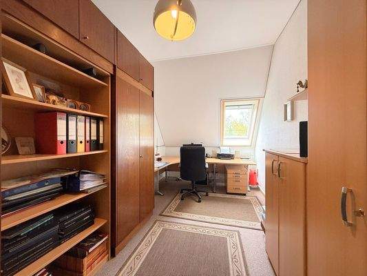 praktisches Arbeitszimmer mit Dachfenster