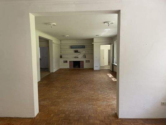 Blick Wohnzimmer mit Kamin - weiterer Kamin im Wintergarten