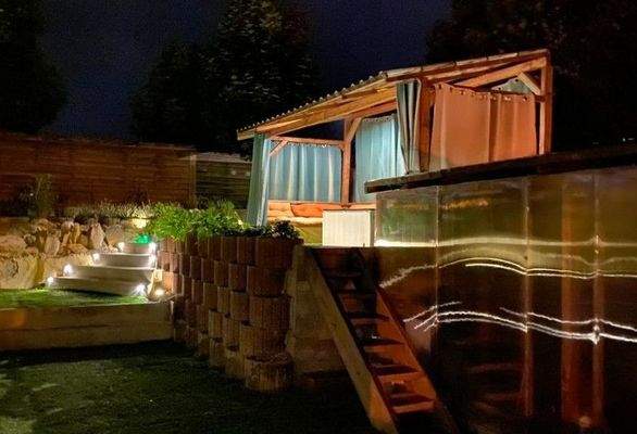 Lounge leuchtet bei Nacht