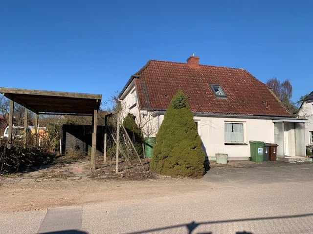 großes Einfamilienhaus mit Einliegerwohnung auf eingewachsenem Grundstück im Zentrum von Heikendorf