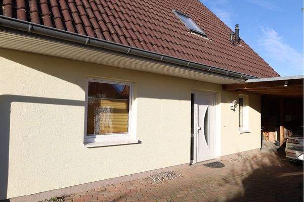 Eingangsbereich des Hauses mit direkt angrenzendem Carport