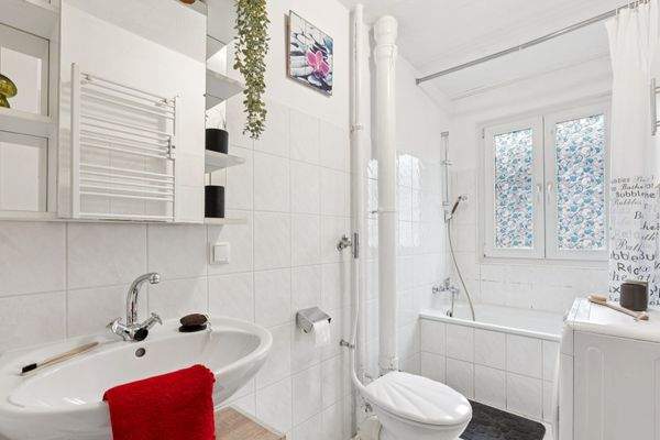 Tageslichtbad mit Duschbadewanne