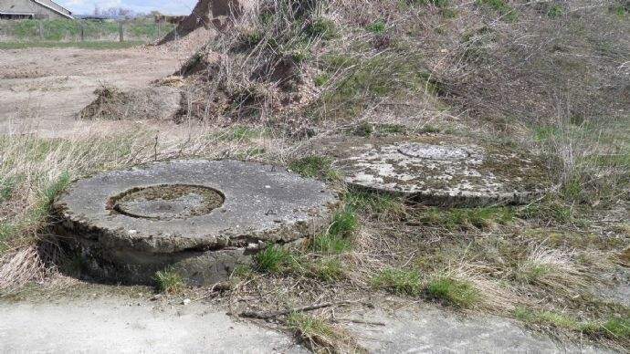 Zwei Sammelgruben hinter dem Gebäude