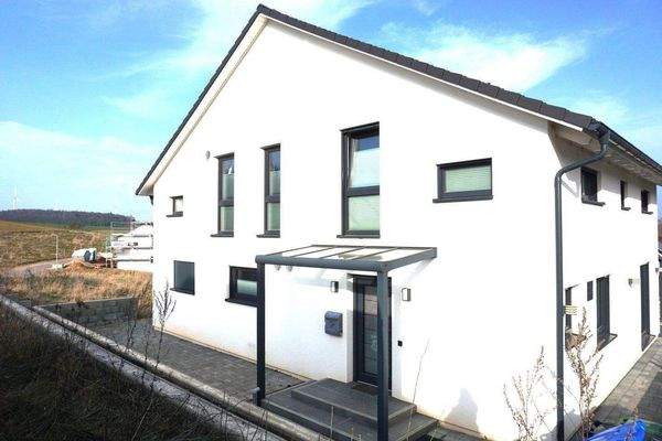 Straßenansicht vom Haus.JPG