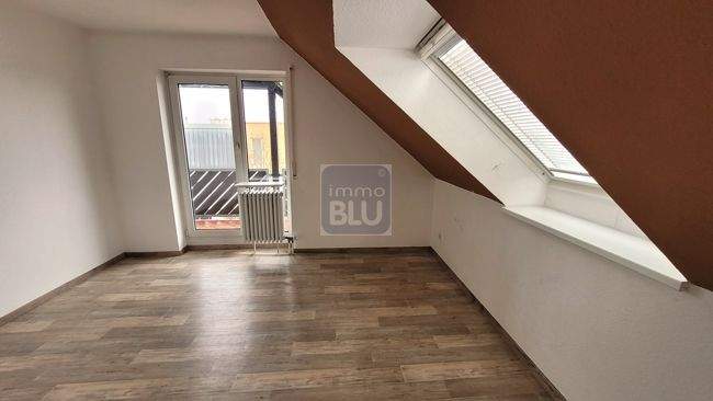 Kinderzimmer/ Büro + Balkon