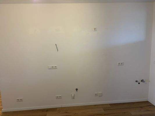 Leere Wand mit Steckdosen