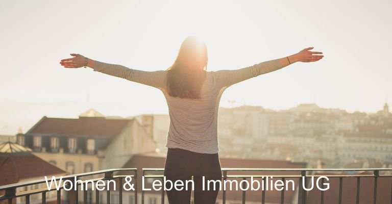 Balkon mit stehender Frau - beschriftet.jpg