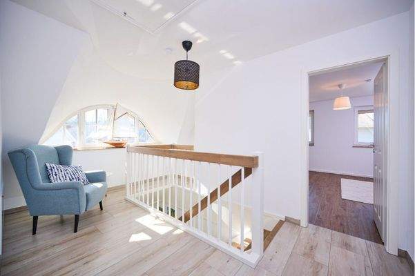 Helle Diele im Dachgeschoss