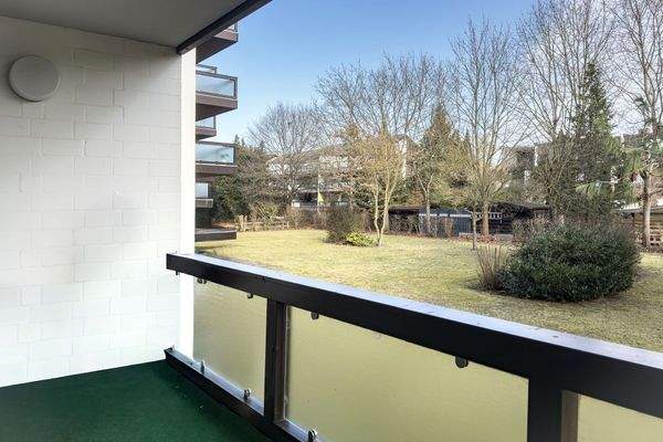Balkon-Ostseite-und-Grünfläche