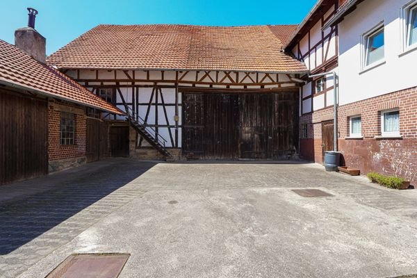 Innenhof mit Blick auf große Scheune