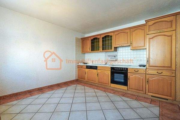 Große Küche mit Einbauküche