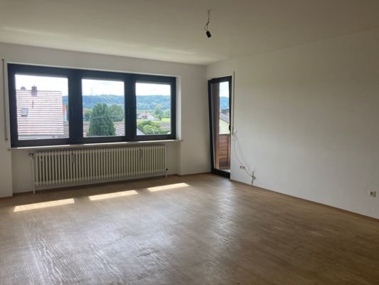 Wohnzimmer mit Blick zum Balkon