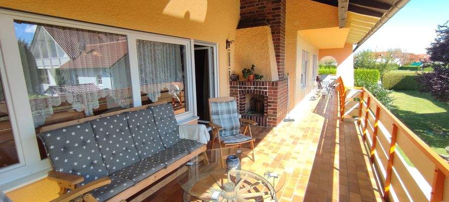 Der Südbalkon mit offenem Kamin