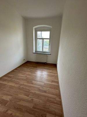 Helles Zimmer mit Fenster