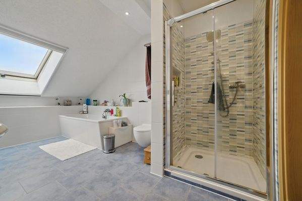 Tageslichtbad mit Badewanne + Dusche