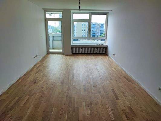 Helles Wohnzimmer mit Balkon