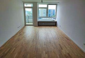 Helles Wohnzimmer mit Balkon